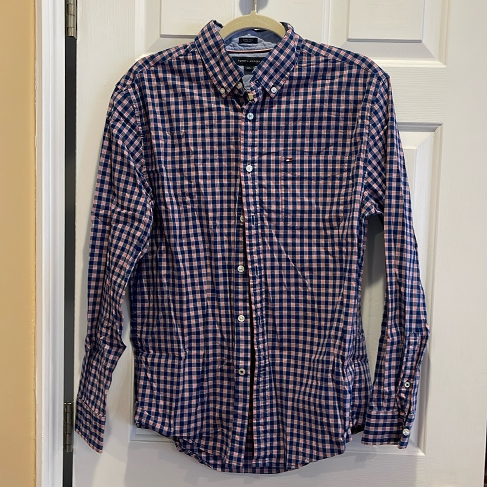 Tommy Hilfiger Men’s casual button down long sleeved Oxford shirt.